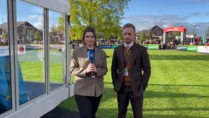 FÉACH: Baineann láithreoir TG4 sult as na himeachtaí ag féile Bhaile Phúinse 2023