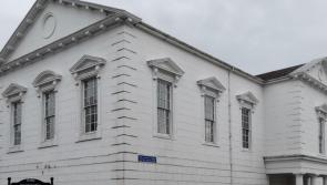 Iarrtar ar an phobal a bheith páirteach i bhforbairt seanteach cúirte Leitir Ceanainn