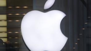 Deir an tAire Airgeadais nach mbeidh tionchar ag rialú Apple ar bhuiséad 2025