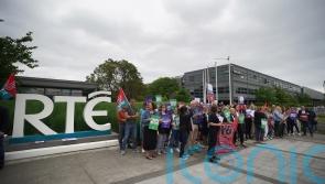 Iarrann foireann RTÉ ar athchóiriú le linn agóide