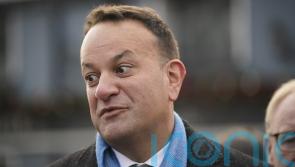 Athruithe ar íocaíochtaí a rinneadh le na hÚcránaigh ag fáil tithíochta stáit a phlé