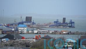 Eisíonn calafort Holyhead uasdátú dearfach d’Éirinn agus athoscailt Eanáir ‘go fóill insroichte’