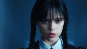 Nochtfar an suíomh cruinn ina ndéanfar scannánú in Éirinn ar séasúr a dó de Wednesday ar Netflix 