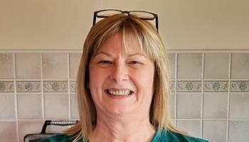 Déanann Conallach mná a post deisce a mhalartú ar mhaithe le solúbthacht agus sásamh sa chúram sláinte