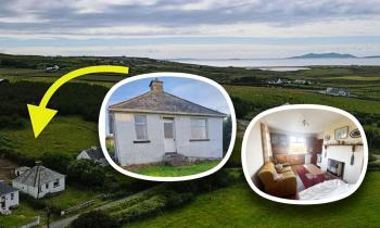 PICTIÚIRÍ: Teachín cois cósta na hÉireann le haer na farraige agus tránna gainimh ar fáil ar €75k amháin