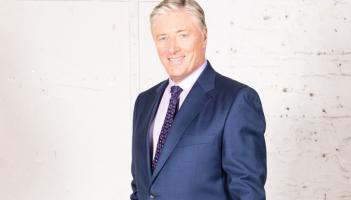 'Go raibh m&iacute;le maith agaibh': Im&iacute;onn an craolt&oacute;ir Pat Kenny &oacute;n se&oacute; Newstalk i rith na seachtaine