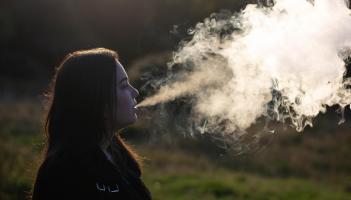 Dochtúirí ag tabhairt rabhadh go bhfuil fo-iarsmaí 'tromluí' an vapála ag cur isteach ar inchinn déagóirí