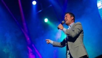 R&eacute;alta ceoil t&iacute;re na h&Eacute;ireann 'taibhsithe' ag n&oacute;im&eacute;id roimh taom cro&iacute; i gcarr ar a bealach chuig gig