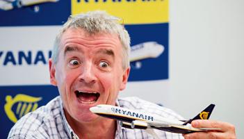Ryanair ag smaoineamh ar bhónais níos mó do bhaill foirne a thugann faoi deara málaí rómhóra