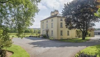 PICTIÚIRÍ: Taobh istigh den teach mór i gCill Chainnigh a díoladh le déanaí ar €1,250,000