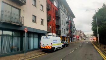 Imscrúdú seolta ag Gardaí tar éis corp fir a fháil i gcarrchlós Luimnigh