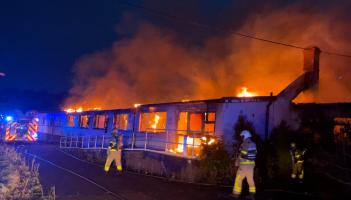 Téann na seirbhísí dóiteáin i ngleic le tine mhór ar an láthair do lóistín fhéideartha do dhídeanaithe