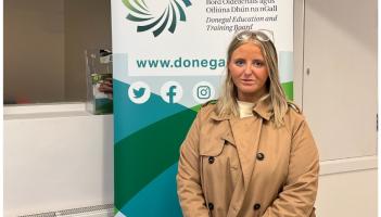 Ó fheighlíocht leanaí go gairm sa chúram leanaí: Tús á chur ag Alex lena haistear le cúrsa iar-Ardteistiméireachta