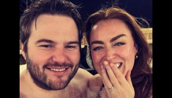 Comhghairdeachas mórthimpeall agus an t-amhránaí Róisín O geallta