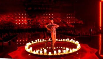 FÉACH: Léiriú iomlán le Bambie Thug ag an gcéad chluiche leathcheannais Eurovision
