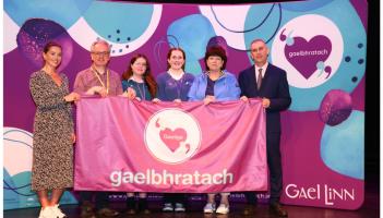Mic léinn Cheatharlach ag foluain bratach na Gaeilge i dtionscnamh náisiúnta