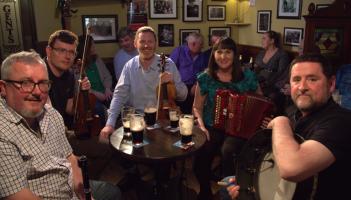 Cuirfear tús le Geantraí TG4 le ceol bríomhar tradisiúnta as Liatroim