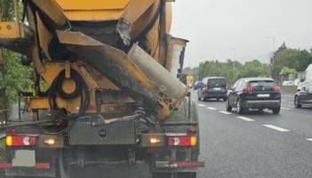 Pointí pionóis agus fíneáil do thiománaí trucail stroighne a gabhadh ag úsáid fón póca ar an M50!