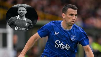 Moladh tugtha do finscéal na hÉireann, Seamus Coleman, as ómós déanach san oíche do Diogo Jota ag Anfield
