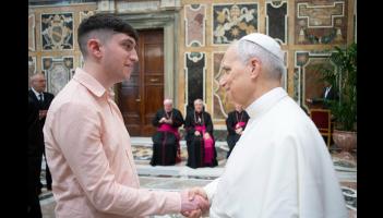 Buaileann múinteoir Éireannach leis an bPápa Leo XIV le linn éisteachta príobháidí sa Vatacáin