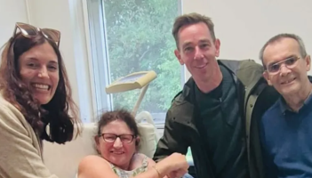 Glacann Ryan Tubridy sos as ‘mbolgán rannpháirtíochta’ le haghaidh cuairt chroíúil ar theach altranais