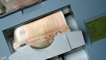MÍNIÚ: Cad is brí le money muling agus cén fáth a bhféadfadh 14 bliana príosúin a bheith i gceist le páirt a ghlacadh ann?
