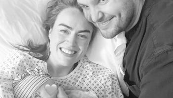 Tugann an t-amhránaí Éireannach Róisín O breith do chailín beag agus roinneann sí ainm uathúil bríoch