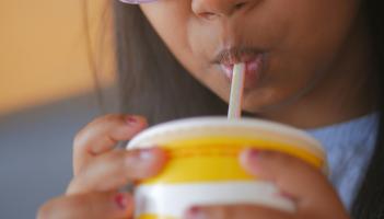 Deoch choitianta á meabhrú i measc riosca tromchúiseach tinnis i measc leanaí