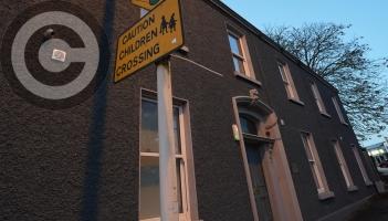 IS DÉANAÍ: Beirt gafa i ndáil le tine ag ionad IPAS i Lú