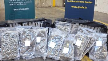 Beirt fhear gafa ag na Gardaí tar éis urghabháil drugaí ar fiú €1 milliún iad i gContae na Mí