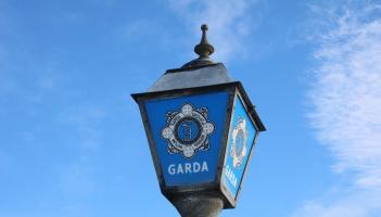 Seolann na Gardaí imscrúdú tar éis do fhear óg a bheith lámhaigh agus maraithe trí thimpiste i gCeatharlach