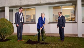 Uachtar&aacute;n na h&Eacute;ireann Catherine Connolly ar cuairt go RT&Eacute; Raidi&oacute; na Gaeltachta i gCasla, Conamara agus crann nua curtha aici