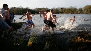 Achomharc pr&aacute;inneach s&aacute;bh&aacute;ilteachta uisce eisithe agus na m&iacute;lte ag ullmh&uacute; le haghaidh 'sn&aacute;mh f&eacute;ile' an Nollaig seo