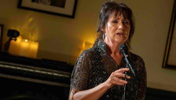 B&iacute;g&iacute; le h&Eacute;il&iacute;s N&iacute; Chinn&eacute;ide ar TG4 agus &iacute; ag taispe&aacute;int ceol Ghaeltacht Iarthar Chiarra&iacute;