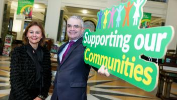 S&iacute;n&iacute;onn An Post conradh nua chun &iacute;oca&iacute;ochta&iacute; airgid thar an gcuntar a shol&aacute;thar ag oifig&iacute; poist