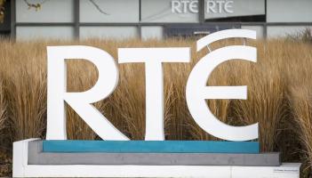 Beidh RT&Eacute; ag ceili&uacute;radh 100 bliain le craolta&iacute; speisialta beo &oacute; Ard-Oifig an Phoist an D&eacute;ardaoin seo