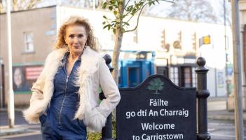 'T&aacute; s&eacute; oifigi&uacute;il!' - T&aacute; r&eacute;alta gall&uacute;na&iacute; ollmh&oacute;r p&aacute;irteach i bhfoireann Fair City ar RT&Eacute;