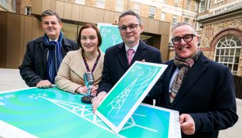 Stampa speisialta ag ceili&uacute;radh 100 Bliain de Chraolt&oacute;ireacht in &Eacute;irinn