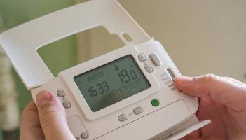 D&rsquo;fh&eacute;adfadh &uacute;in&eacute;ir&iacute; t&iacute; &Eacute;ireannacha na m&iacute;lte a sh&aacute;bh&aacute;il le huasghr&aacute;duithe leictreacha nach bhfuil m&oacute;r&aacute;n eolais orthu