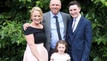 M&aacute;thair &Eacute;ireannach ag dreapadh buaic is airde V&iacute;tneam i gcuimhne ar a mac a fuair b&aacute;s i dtimpiste thrag&oacute;ideach