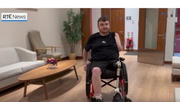 'Bh&iacute; mo l&aacute;mh f&oacute;s sa charr' - Fear &oacute;g (30) ag tabhairt rabhaidh do dhaoine eile gan tiom&aacute;int faoi thionchar an &oacute;il cho&iacute;che