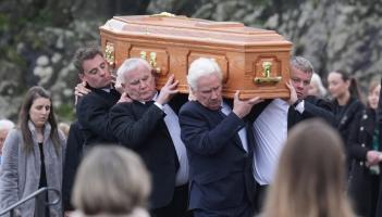 &lsquo;Codladh go s&aacute;mh, a dheirfi&uacute;r bheag&rsquo;: Roinneann dearth&aacute;ir n&oacute;im&eacute;id dheireanacha shaol altra roimh imbhualadh marfach i Luimneach i n-adhradh corraitheach