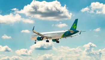 Tugann Aer Lingus athr&uacute; m&oacute;r ar rialacha taistil sa R&iacute;ocht Aontaithe i bhfeidhm tar &eacute;is rabhadh a thabhairt do phaisin&eacute;ir&iacute; &Eacute;ireannacha