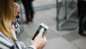 'N&aacute; clice&aacute;il ar naisc n&aacute; n&aacute; hoscail iad' - rabhadh tugtha do phobal na h&Eacute;ireann faoi th&eacute;acsanna calaoiseacha a thairgeann c&oacute;ir&iacute;ocht