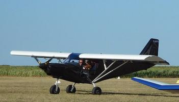 Fear ag ullmh&uacute; le dul ar eitilt tar &eacute;is d&oacute; eitle&aacute;n dh&aacute; shu&iacute;och&aacute;n a th&oacute;g&aacute;il ina ghaird&iacute;n c&uacute;il