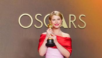 Scr&iacute;obh an t-aisteoir &Eacute;ireannach Jessie Buckley stair le bua Oscar i Hollywood