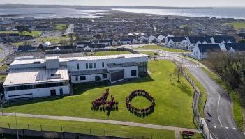 T&aacute; Gaelscoil Philib Bar&uacute;n ag ceili&uacute;radh 40 bliain le ceili&uacute;radh T&oacute;stal Gaelscoile i dTr&aacute; Mh&oacute;r