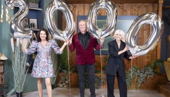 Cloch mh&iacute;le mh&oacute;r agus cl&aacute;r Today RT&Eacute; ag ceili&uacute;radh 2000 eipeas&oacute;id!