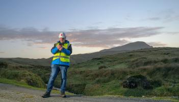 D&eacute;antar stair i Maigh Eo nuair a dh&eacute;antar an ch&eacute;ad ghlao f&iacute;se soghluaiste 'satail&iacute;te'