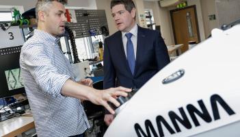 Cruth&oacute;idh Manna Air Delivery 400 post nua in &Eacute;irinn agus sna St&aacute;it Aontaithe i measc leathn&uacute; m&oacute;r